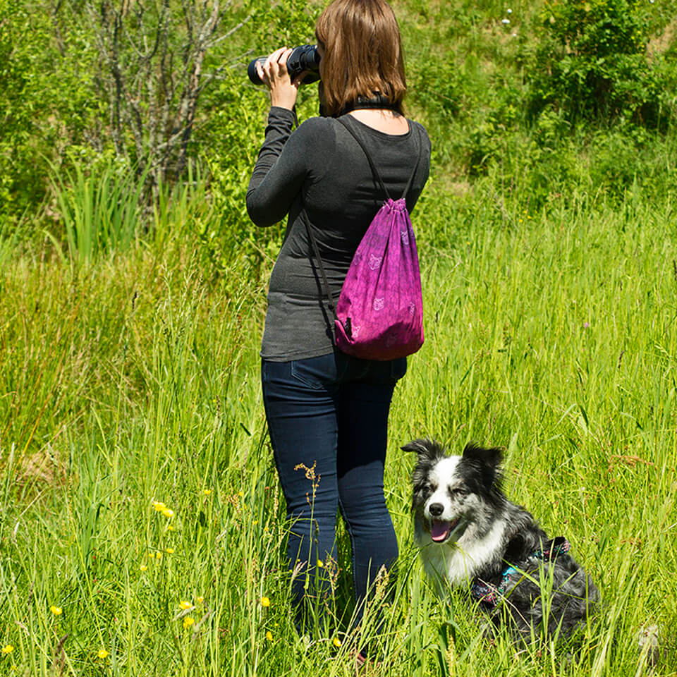 Worek z wilkiem w kolorze fioletowym idealny dla właściciela psa na zakupy, na spacer czy na wycieczkę. Na prezent dla miłośnika zwierząt czy jako gadżet dla wielbiciela psów.