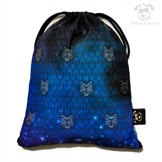 Worek z wilkiem w kolorze niebiesko-czarny idealny dla właściciela psa na zakupy, na spacer czy na wycieczkę. Na prezent dla miłośnika zwierząt czy jako gadżet dla wielbiciela psów.