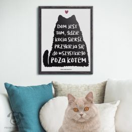 Plakat "Dom jest tam, gdzie kocia sierść przykleja się do wszystkiego poza kotem" idealny dla właścicieli kotów, których koty gubią sierść. Na prezent dla miłośnika zwierząt czy jako gadżet dla wielbiciela kotów.