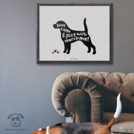 Plakat "Keep calm and just search with me" idealny dla właścicieli psów rasy beagle. Na prezent dla miłośnika zwierząt czy jako gadżet dla wielbiciela psów.