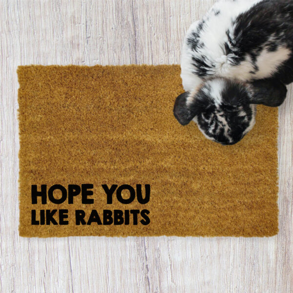 Wycieraczka kokosowa "Hope You like rabbits" idealna dla właściciela królika. Na prezent dla miłośnika zwierząt czy jako gadżet dla wielbiciela królików.