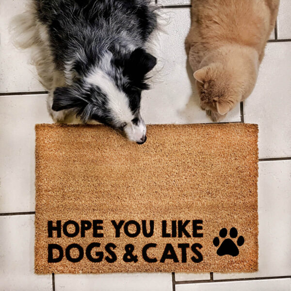 Wycieraczka kokosowa "Hope You like dogsA & cats" idealna dla właściciela psa i kota. Na prezent dla miłośnika zwierząt czy jako gadżet dla wielbiciela psów i kotów.