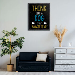 Plakat motywacyjny "Think like a dog | Stay pawsitive" idealny dla kochających właścicieli psów. Na prezent dla miłośnika zwierząt czy jako gadżet dla wielbiciela psów.