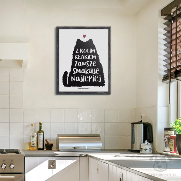 Plakat "Z kocim kłakiem zawsze smakuje najlepiej" idealny dla właścicieli kotów, których koty gubią sierść. Na prezent dla miłośnika zwierząt czy jako gadżet dla wielbiciela kotów.