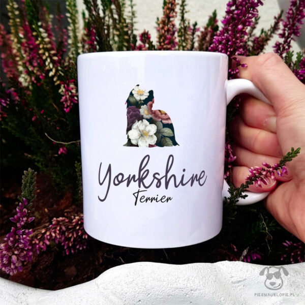 Kubek z pasem – yorkshire terrier cały w kwiatach. Autorski projekt, delikatność wzoru, piękno kwiatów i miłość do psów w jednym :)