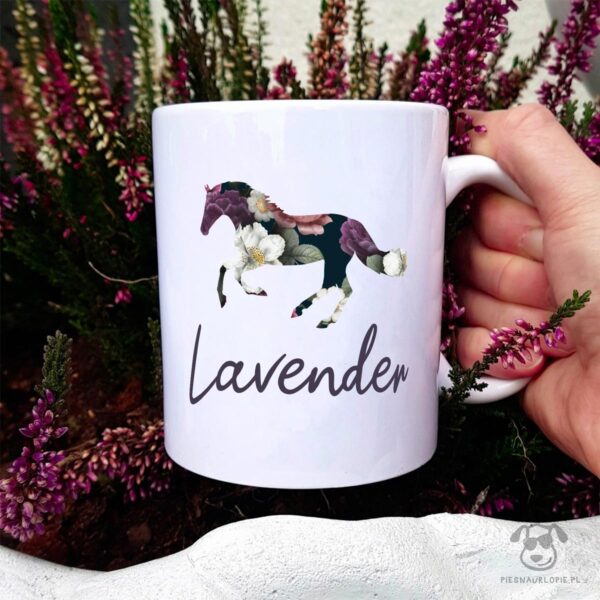 Kubek personalizowany - Twój koń cały w kwiatach z imieniem Twojegokonia. Autorski projekt, delikatność wzoru, piękno kwiatów i miłość do koni w jednym :)