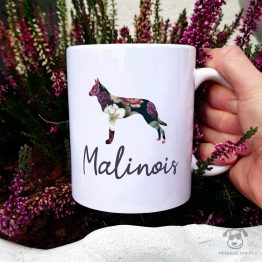 Kubek z psem – Owczarek belgijski malinois cały w kwiatach. Autorski projekt, delikatność wzoru, piękno kwiatów i miłość do psów w jednym :)